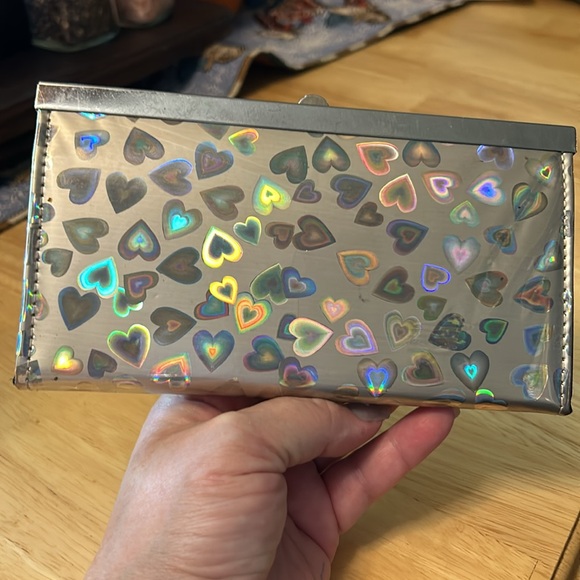 Holographic Heart Wallet - Picture 2 of 3
